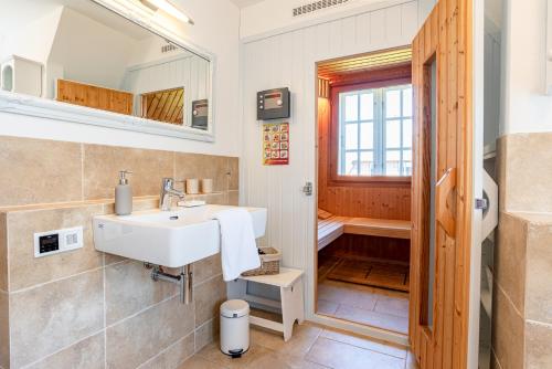 ein Badezimmer mit einem Waschbecken und einer Badewanne in der Unterkunft Gelys Huus in Midlum