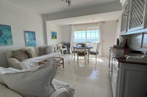 ein Wohnzimmer mit einem Sofa und einem Tisch in der Unterkunft Apartamento con acceso directo a la playa in Valencia