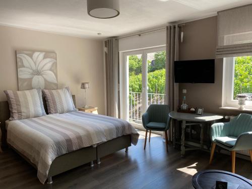 a bedroom with a bed and a desk and a window at Weinburg -Das Ferienhaus in Cochem