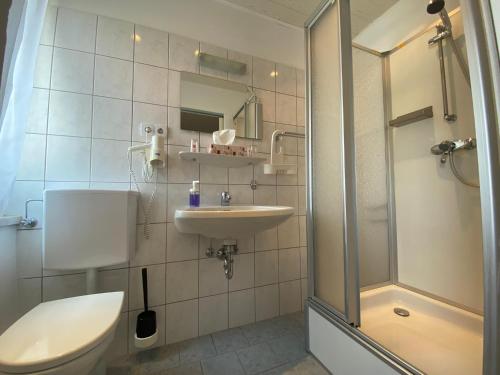 A bathroom at Pension Eder