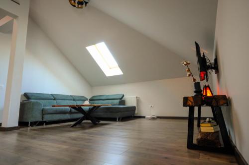 uma sala de estar com um sofá e uma mesa em Popa Apartment em Cluj-Napoca
