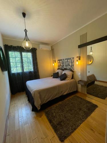 une chambre avec un grand lit et une fenêtre dans l'établissement CASA DI CAJUCAN, à Poggio-dʼOletta