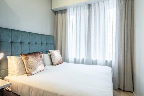 ein Schlafzimmer mit großem Bett und Fenster in der Unterkunft City Chic Studio, Cape Town in Kapstadt