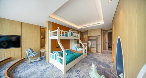 a childrens room with a bunk bed and a slide at Le Meridien Xi'an Chanba in Xi'an