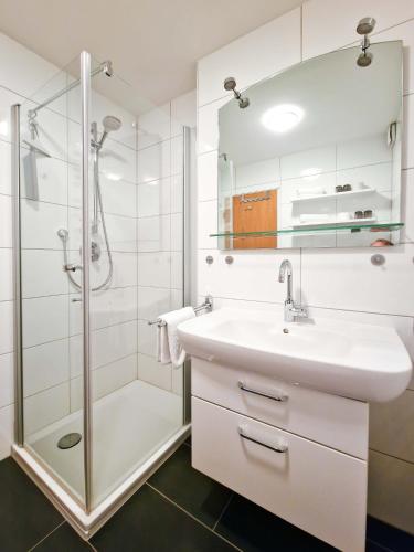 a bathroom with a sink and a shower at Klipper in Greetsiel