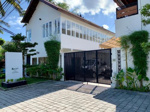 Un jardín fuera de Roots Hotel Senggigi