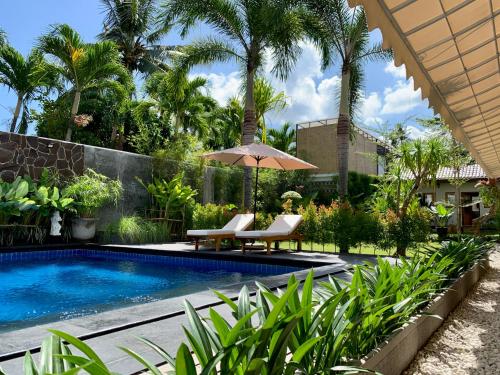 La alberca dentro o cerca de Roots Hotel Senggigi