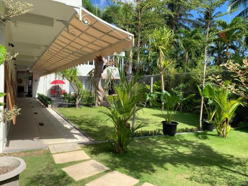 Un jardín fuera de Roots Hotel Senggigi