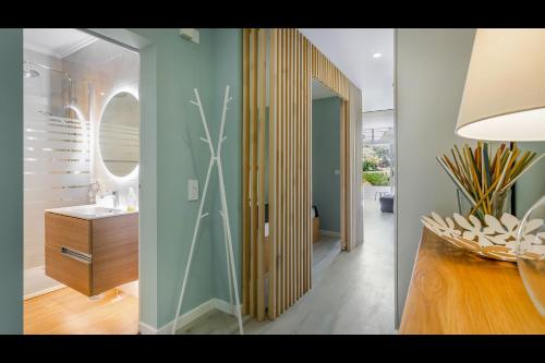 - deux photos d'une salle de bains avec lavabo et miroir dans l'établissement Ocean Oasis by LovelyStay, à Albufeira