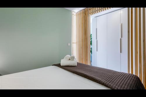 una camera da letto con un letto e due asciugamani di Ocean Oasis by LovelyStay ad Albufeira