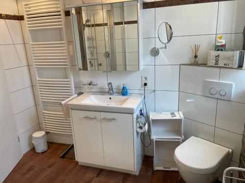 uma pequena casa de banho com lavatório e WC em DreiländerOase em Perl