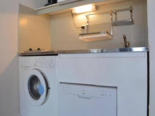une cuisine avec une machine à laver et un évier dans l'établissement Charmant Pavillon 4 Pers. avec Terrasse, Piscine, Tennis et Parking à 800m de la Plage - FR-1-229D-271, à Fleury