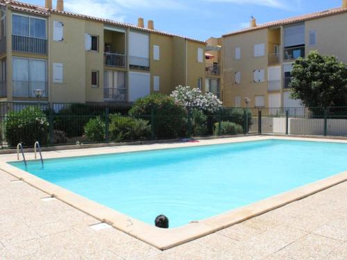 une grande piscine devant un immeuble dans l'établissement Charmant Pavillon 4 Pers. avec Terrasse, Piscine, Tennis et Parking à 800m de la Plage - FR-1-229D-271, à Fleury