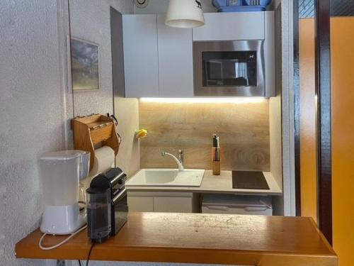 Il comprend une petite cuisine avec un évier et un comptoir. dans l'établissement Studio cosy, 200m des pistes et commerces, avec parking à Vars - FR-1-330B-54, à Vars