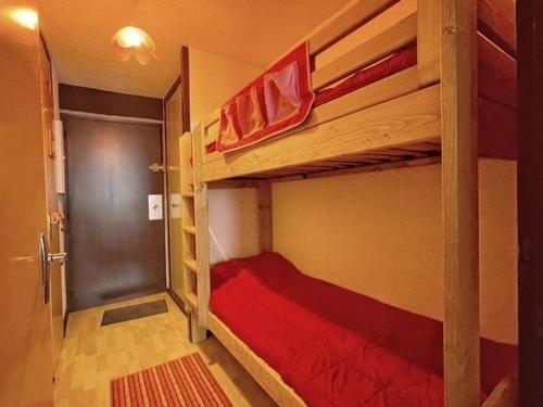 a bedroom with two bunk beds with red sheets at Appartement Vars, 1 pièce, 4 personnes - FR-1-330B-54 in Vars
