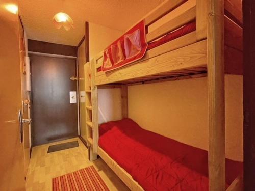 - une chambre avec 2 lits superposés et des draps rouges dans l'établissement Studio cosy, 200m des pistes et commerces, avec parking à Vars - FR-1-330B-54, à Vars