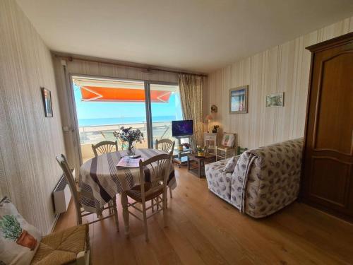 une salle à manger avec une table et une vue sur l'océan dans l'établissement Studio cabine 4 pers avec Parking privé - Saint-Jean-de-Monts - FR-1-224C-103, à Saint-Jean-de-Monts