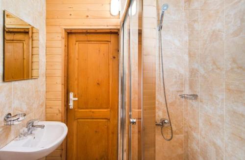 uma casa de banho com um chuveiro, um lavatório e um chuveiro em Alpine chalet NIRVANA em Borovets