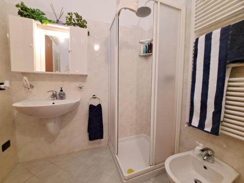 a bathroom with a shower and a sink at Immobillario - Maison Felix in Gravedona