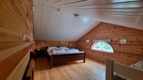 En eller flere senger på et rom på Leilighet v Hardangerfjorden