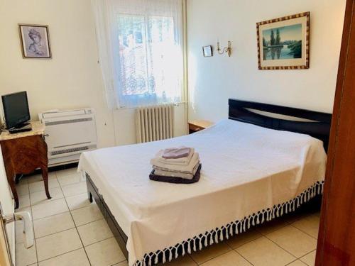 une chambre avec un lit, un bureau et une télévision dans l'établissement F2 Meublé avec Clim et WIFI à Amélie-les-Bains - FR-1-703-149, à Amélie-les-Bains-Palalda