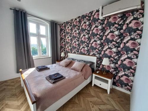 Giường trong phòng chung tại Trzynastka