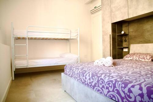 En eller flere senge i et værelse på Nibel holiday house