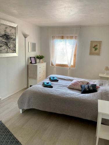 Un dormitorio con una cama grande y una ventana en LillasLavender Kurzeme, en Ošenieki