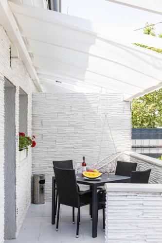 Balkoni atau teres di Balatonic Lemon apartmanház