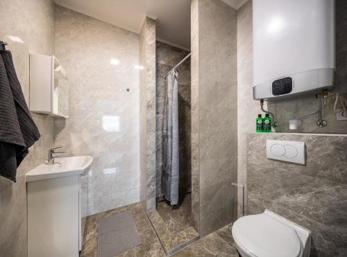 Bilik mandi di Balatonic Lemon apartmanház