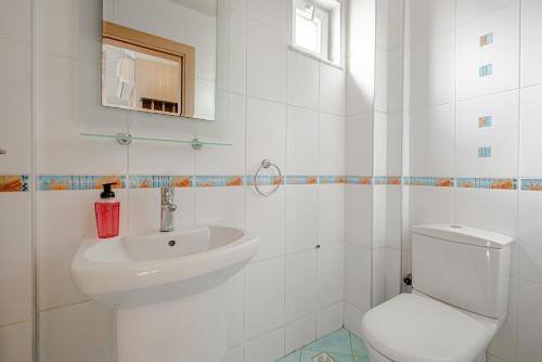 Baño blanco con lavabo y aseo en Luxury Private Villa With Pool and Garden in Serik en Belek