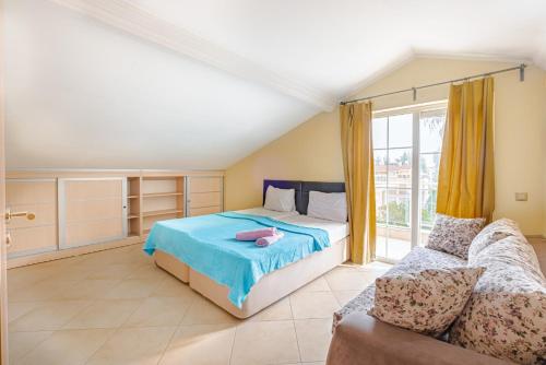 1 dormitorio con 1 cama y 1 sofá en Luxury Private Villa With Pool and Garden in Serik en Belek