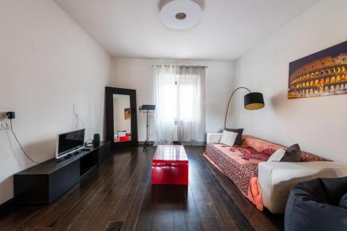 ein Wohnzimmer mit einem Sofa und einem TV in der Unterkunft Casa di Ele in Rom