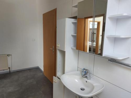 un baño con lavabo y espejo en Gästezimmer Gasthof Becker, en Wülfrath