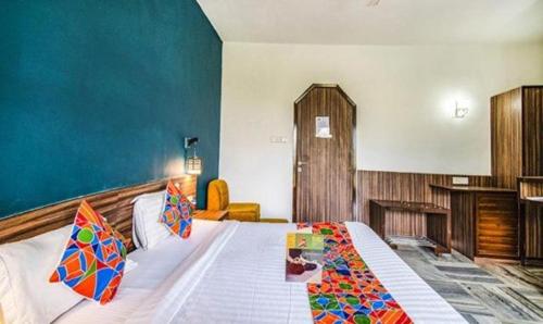 KhandālaにあるHilltop suites by 29 bungalowの青い壁のベッドルーム1室(大型ベッド1台付)