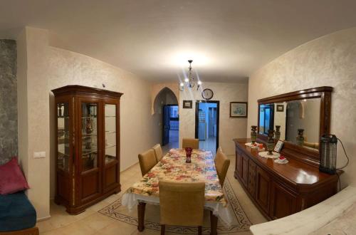 ein Esszimmer mit einem Tisch und einem Spiegel in der Unterkunft Appartement AP2 Résidence Al Waha in Saidia 