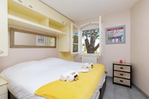 une chambre avec un lit avec des serviettes dessus dans l'établissement Port Grimaud Sud YourHostHelper, à Grimaud