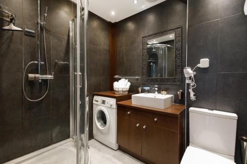 une salle de bain avec une machine à laver et un lave-linge dans l'établissement Port Grimaud Sud YourHostHelper, à Grimaud