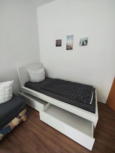 een slaapkamer met een bed met een zwart matras bij Ferienwohnung Monteurswohnung Großräschen in Großräschen