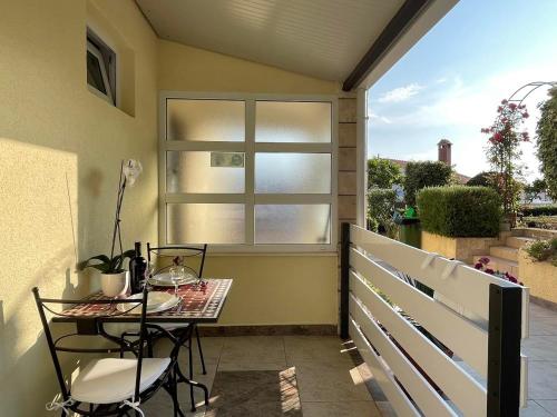 赫瓦爾的住宿－Apartments Gordana Buzolic，阳台配有桌子和窗户。