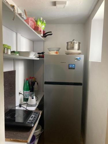 een kleine keuken met een koelkast en een aanrecht bij Smestaj STE- LUK in Bajina Bašta
