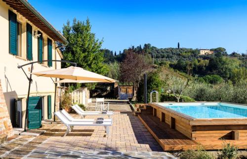 een villa met een zwembad en een huis bij Casa Papa in Castelfiorentino