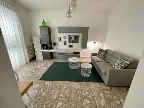 ein Wohnzimmer mit einem Sofa und einem Tisch in der Unterkunft Home by the sea in Manfredonia