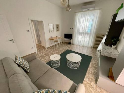 ein Wohnzimmer mit einem Sofa und einem Tisch in der Unterkunft Home by the sea in Manfredonia