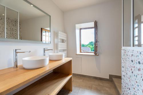 Baño con 2 lavabos y espejo en Lou Grit - Maison pour 10 avec piscine privée en Salies-de-Béarn