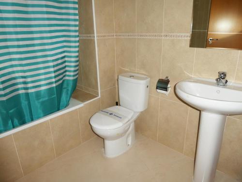 bagno con servizi igienici e lavandino di Apartamentos Benicarló 3000 a Benicarló