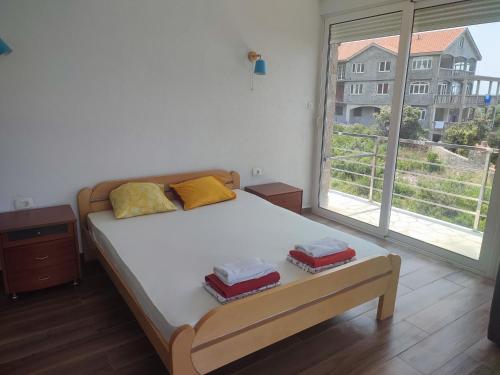 ein Schlafzimmer mit einem Bett mit zwei Kisten darauf in der Unterkunft Sunset Villa Montenegro in Radovanići