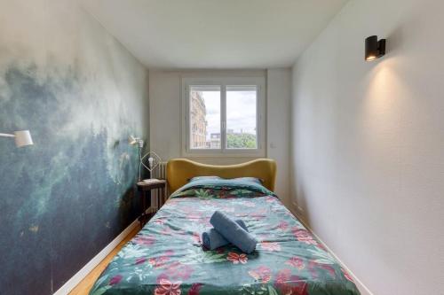 - une petite chambre dotée d'un lit avec un couvre-lit floral dans l'établissement 24H SELF CHECK In, LARGE APARTMENT WITH 2 BEDROOMS, CLOSE TO BOIS COLOMBES STATION, à Bois-Colombes