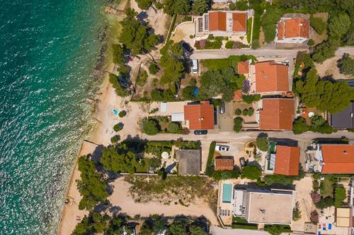 una vista aérea de una casa junto al océano en La Casita Holiday Home en Petrcane