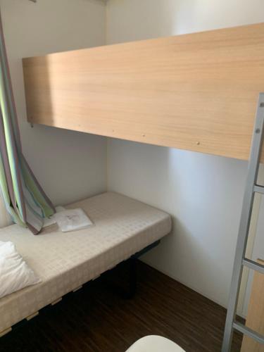 سرير بطابقين أو أسرّة بطابقين في غرفة في Camping l'Olivier Junas